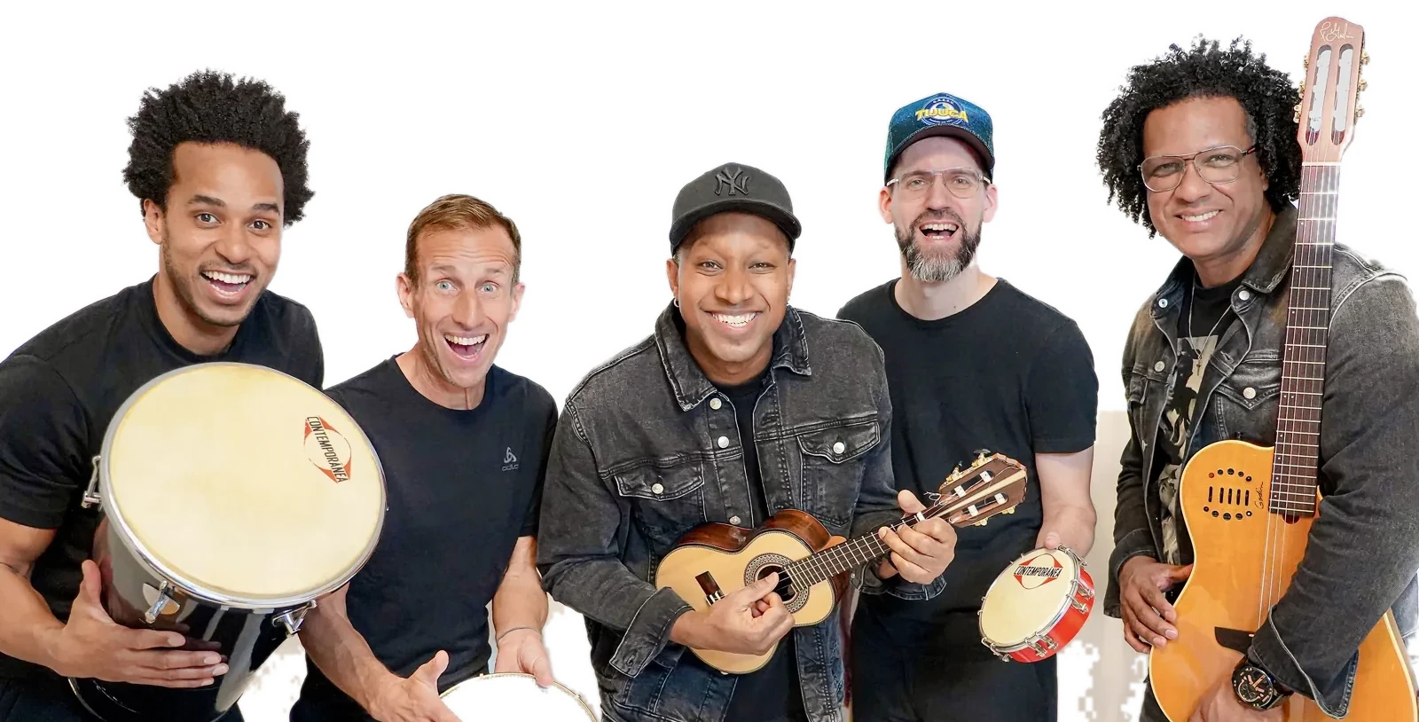 The five Roda de Samba do Alemão musicians with guitar, cavaquinho and Brazilian percussion